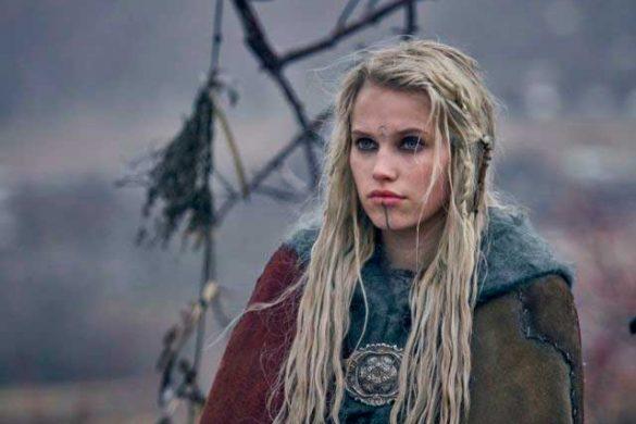 Skade, a vidente (Thea Sofie Loch Naess) na terceira temporada da série The Last Kingdom da Netflix