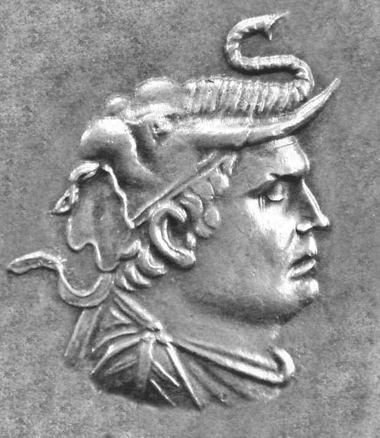 Demétrio I (205-171 a.C.), trajando o escalpo de um elefante, que simboliza suas conquistas no subcontinente indiano