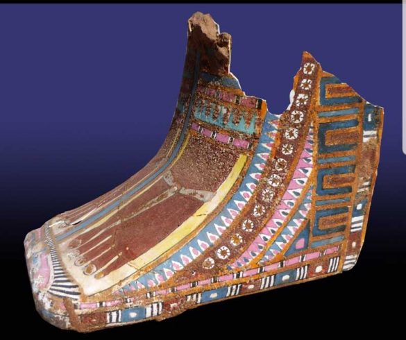 Cartonagem para cobrir os pés da múmia, com detalhes em ouro | Foto: Università degli Studi di Milano