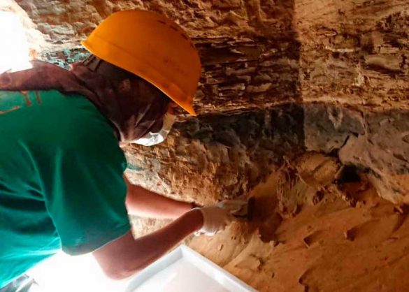 Arqueóloga trabalhando no interior da tumba | Foto: Università degli Studi di Milano