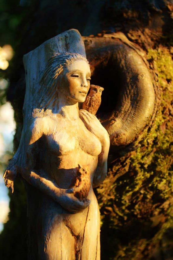 A arte natural de Debra Bernier, esculturas feitas com troncos e conchas