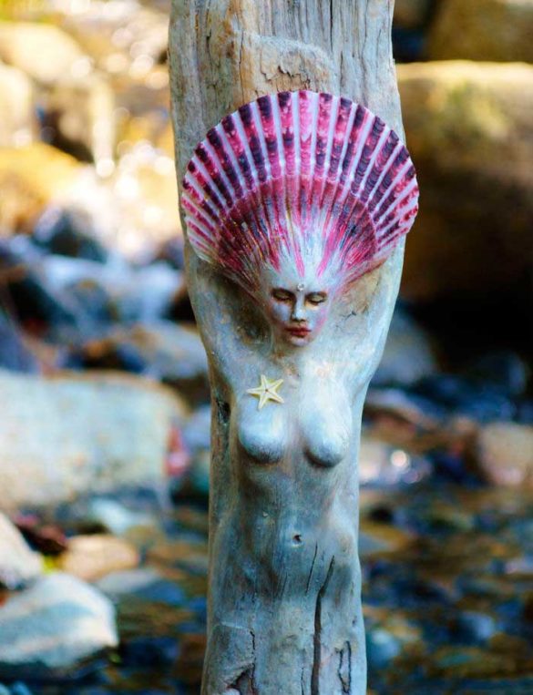 A arte natural de Debra Bernier, esculturas feitas com troncos e conchas