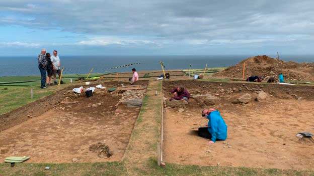 Colar de azeviche de 4.000 anos é descoberto na Ilha de Man 3