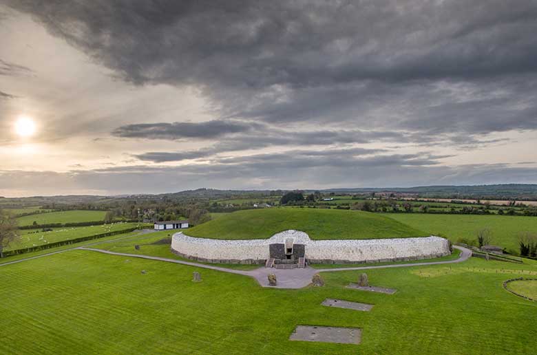 Dezenas de monumentos prÃ©-histÃ³ricos sÃ£o encontrados na Irlanda